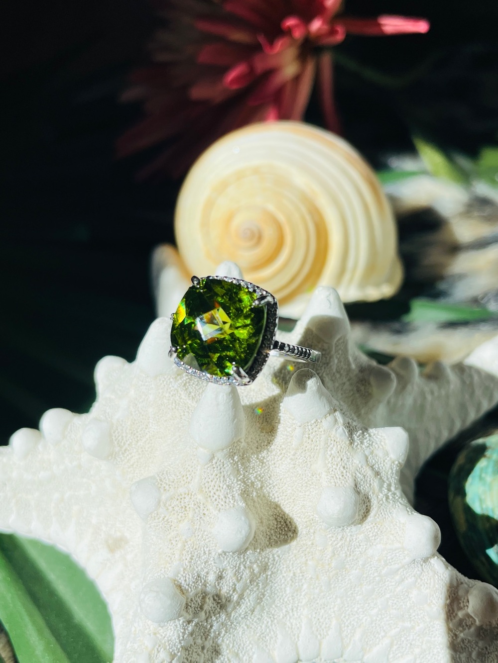 ♥️ Gorgeous 7ct peridot ring, size 8 sterling silver white sapphire halo